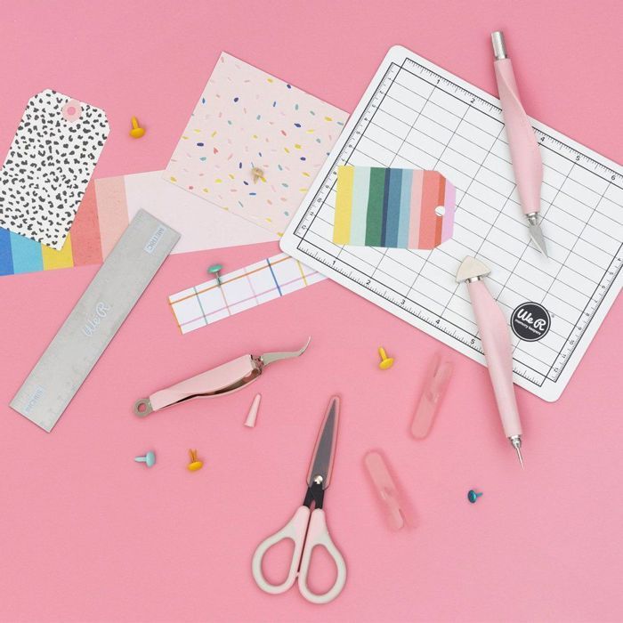 Mini kit d'outils - We R Memory Keepers - 7 pcs - Tapis de découpe - Ciseaux - Cutter de précision