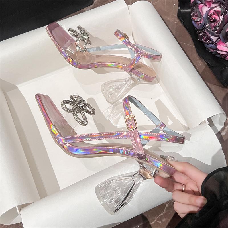 Mode Eilyken Mode Schmetterlingsknoten Schnallenriemen Eckige Zehenpartie Damen Sandalen Design Kristall Transparent Hohe Absätze Bankett Partyschuhe