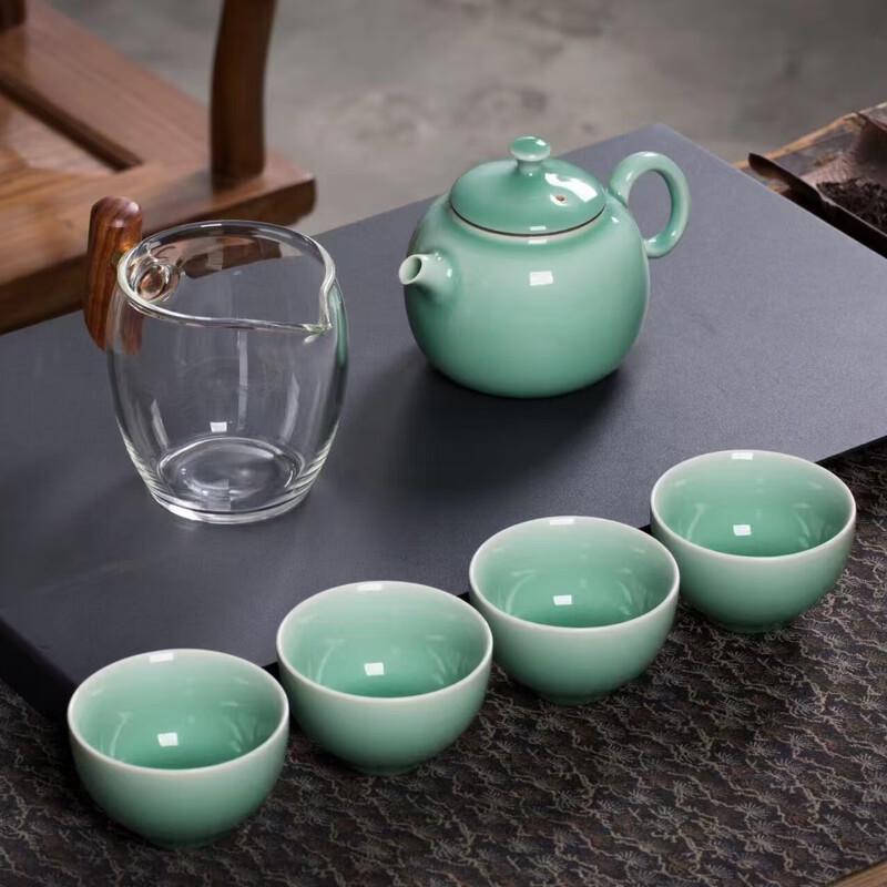 Yihu De Elegant Ceramic Tea Set