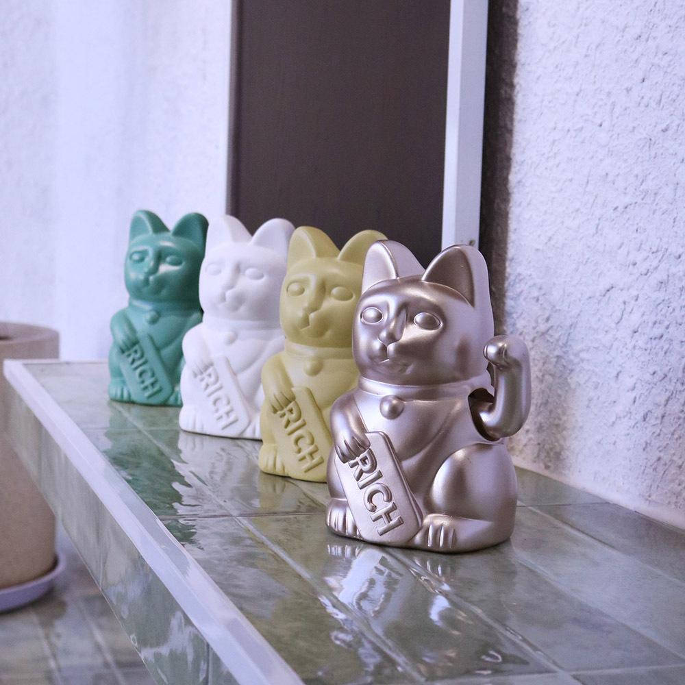 Maneki Neko Kot Szczęścia Statuetka Machająca Fortuną Przywołujący Kot z Monetą Japoński Talizman Szczęścia do Domu Biura Dekoracja Żywiczna Prezent