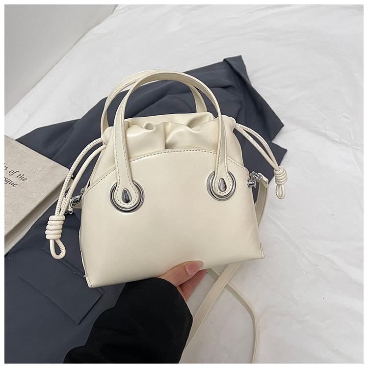 

Foreign style portable shell bag women s 2025 spring new fashion commuting fashion versatile shoulder messenger bag бежевий