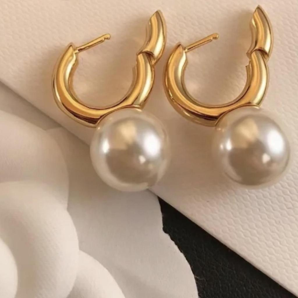 Elegant Large Pearl Stud Earrings - French Light Luxury, Commuter Style, Autumn/Winter 2024 Hot Trend