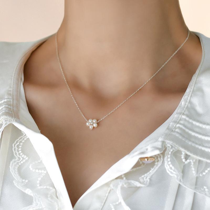 Freshwater pearl necklace temperament retro French flower pendant round bead simple collarbone chain fashionable