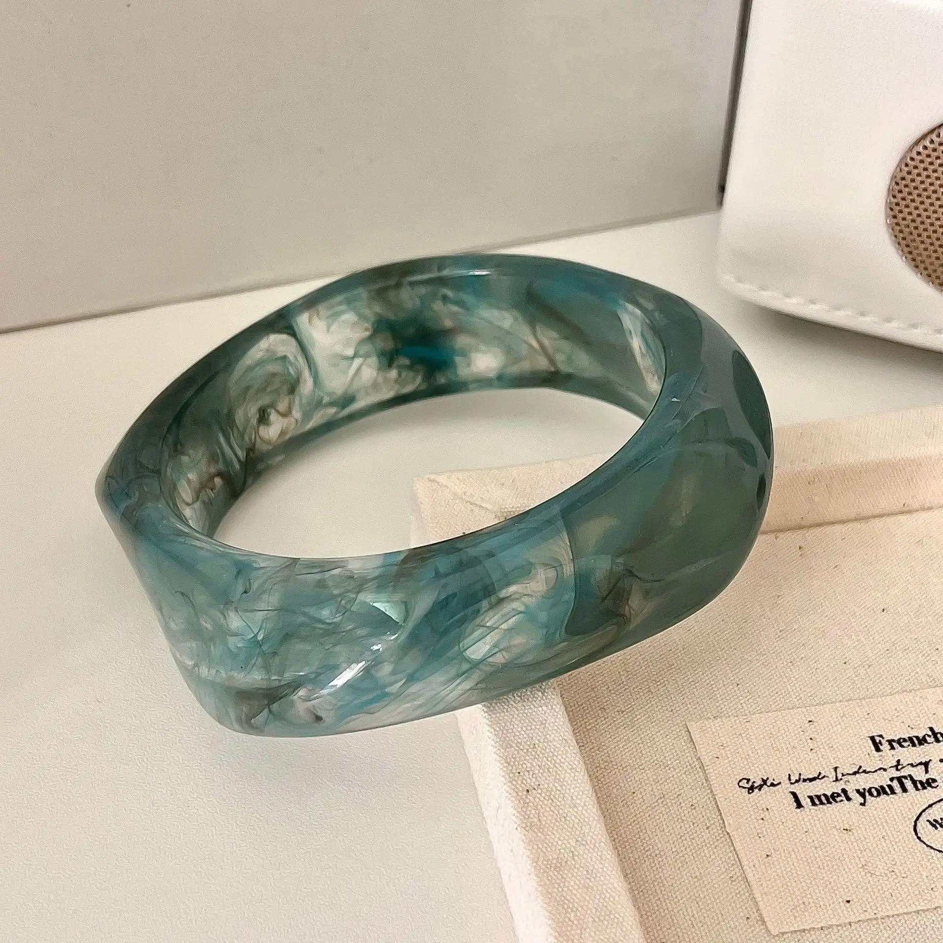 

Exaggerated Niche Translucent Crude Thick Texture Bangles Women Retro Design Acrylic Charm Bracelet Ladies Fashion Jewelry 65mm