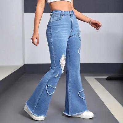 Jean évasé polyvalent pour femme bleu clair/foncé avec garniture cœur à la mode et design déchiré - Collection 2025