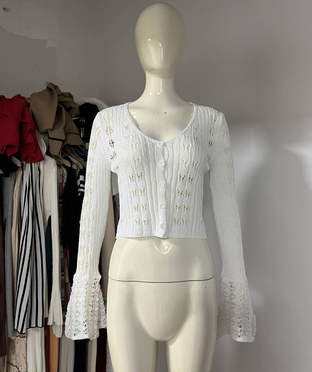 

Женский кружевной вязаный кроп-топ с V-образным вырезом и расклешенными рукавами, повседневная летняя блузка S белый