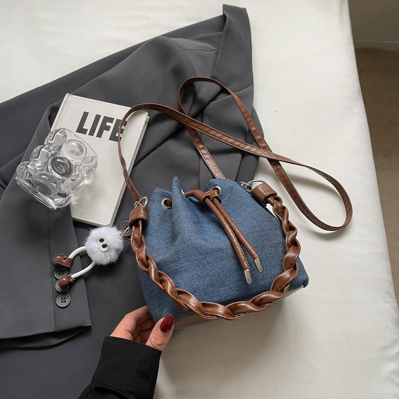 Drawstring Small Bag Women's Shoulder Messenger Bag 2025 Spring New Versatile Ins Foreign Denim Bucket Bag Tide