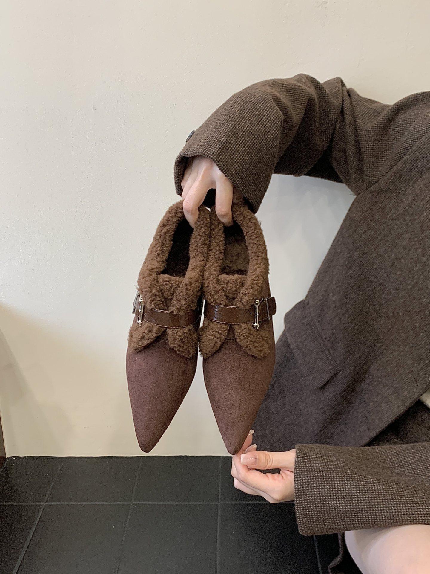 

2025 новая зимняя замшевая обувь на танкетке с острым носом и ремешком с пряжкой для женщин 39 темно-коричневого