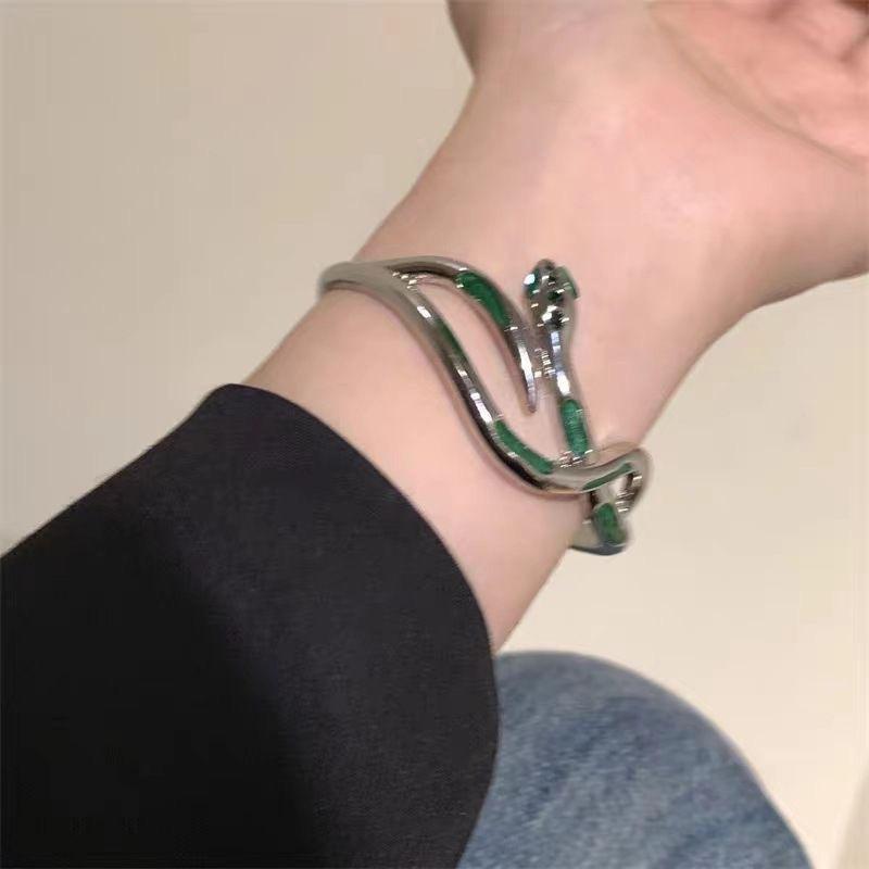 

2025 New Green Spirit Snake Ring Women s Dark Style High End Zircon Adjustable Personalized Niche Fashion Jewelry Accessories grass зелений колір