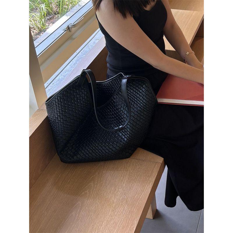 

Модная плетеная сумка 2025 Новое поступление Ретро мода Сумка через плечо Сумка для通勤 Большая вместимость Тоут Black