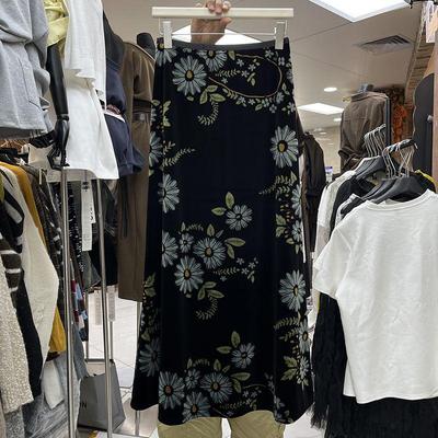Chinese Retro Floral Velvet A-Line Midi Skirt - Elegant, Slimming, High-Waisted Design for Autumn/Winter.