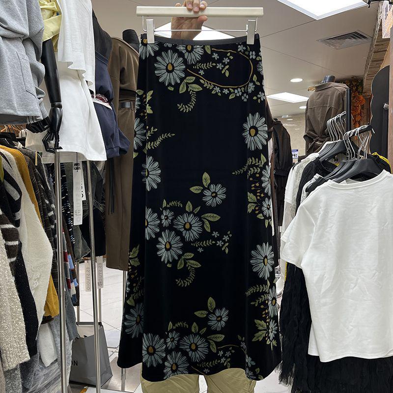 Chinese Retro Floral Velvet A-Line Midi Skirt - Elegant, Slimming, High-Waisted Design for Autumn/Winter.