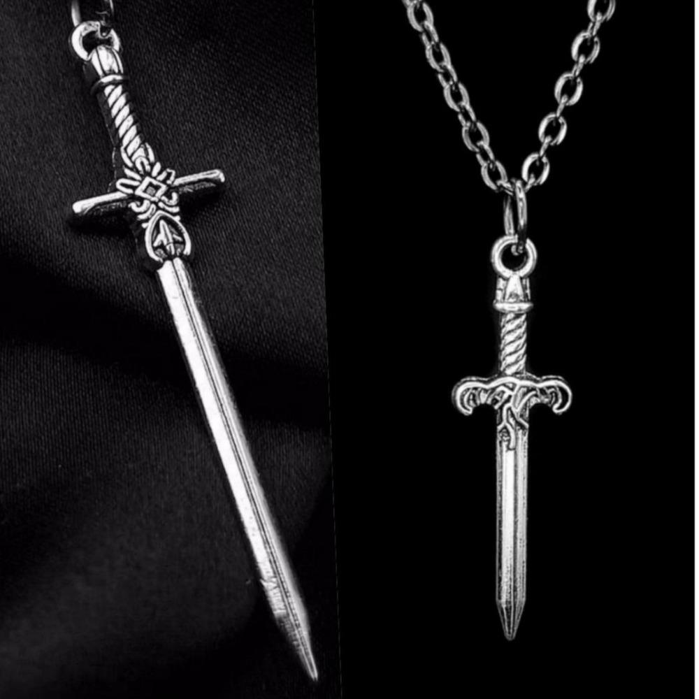 Collier Pendentif Épée Aiguisée Croisée Couleur Argent Créative Personnalité pour Femmes Hommes Chaîne de Collier Punk Hip-hop Accessoires de Bijoux