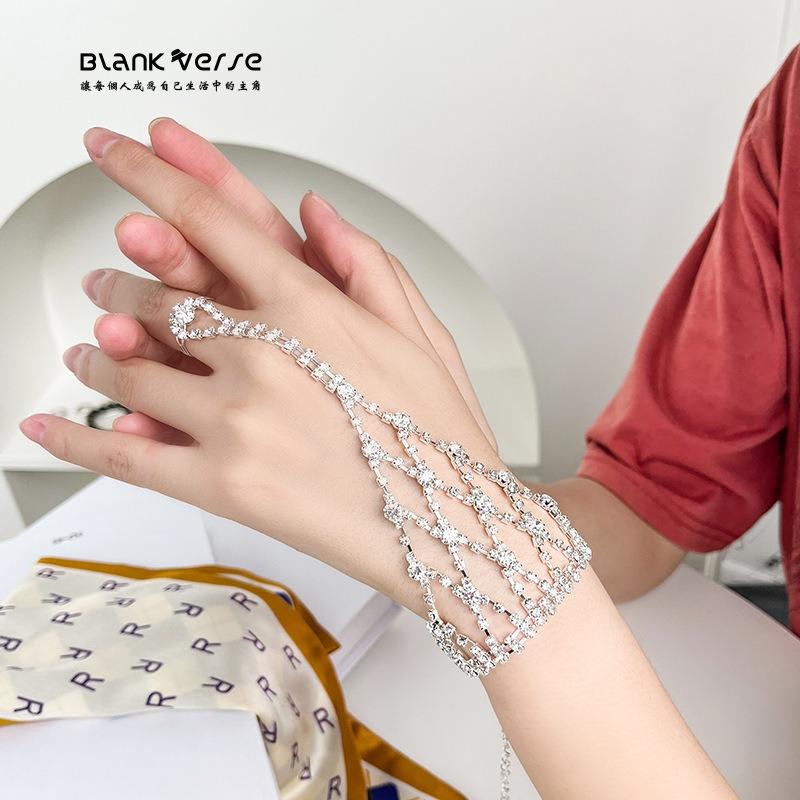New personalized fashion jewelry jewelry diamond bracelet ring integrated chain women's mixed and matched back chain elegant and versatile