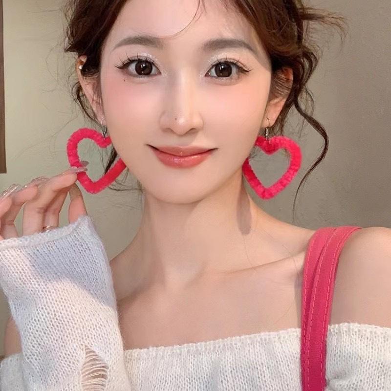 Cute Barbie Pink Stud Earrings Exaggerate To Show The Face, Thin And Big Love Plush Rose Red Bouncy Earrings Earclips
