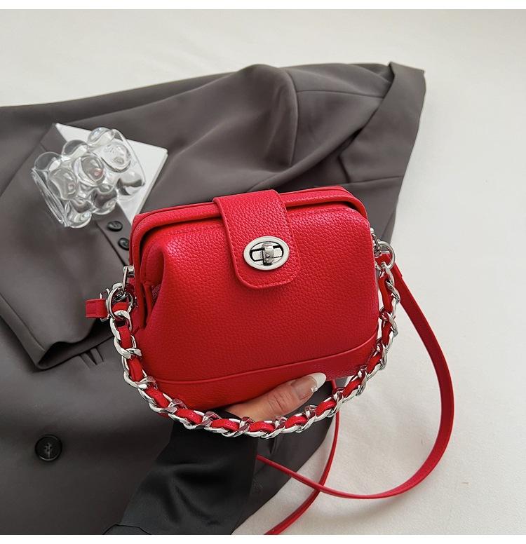 

Premium solid color chain underarm bag women s 2025 new fashion foreign style shoulder bag versatile solid color messenger bag червоний