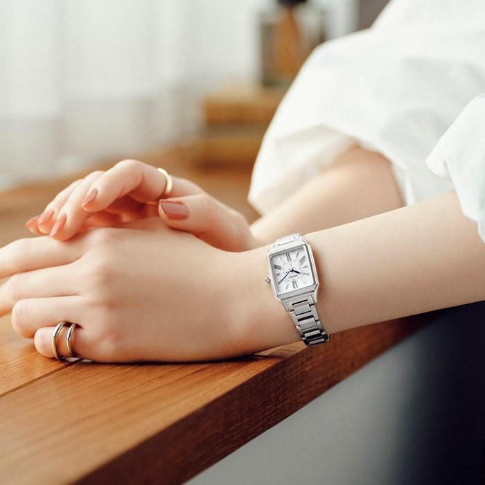 Seiko Lukia SSVW209 Damenuhr, Hergestellt in Japan, Solar Funk-Synchronisation, Quadratisch, 100m Wasserdichtigkeit, Silbernes Gehäuse & Armband