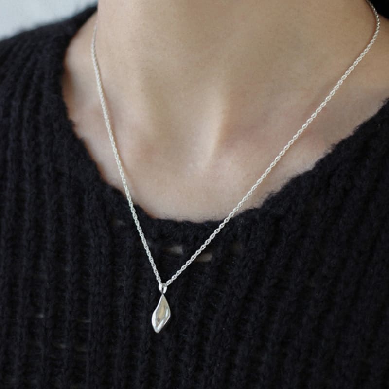 synesthetic pcs Carved necklace