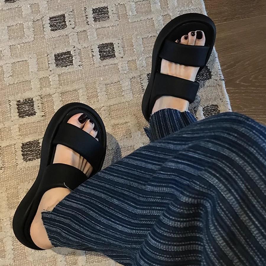 [Uncle Shoes] New maternity beach sandals comfortable cool slippers soft leather one-word drag 2025 outer thick-soled slippers