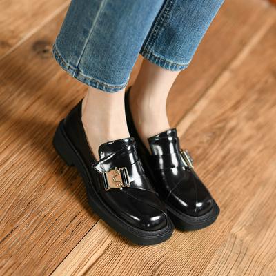 Neue Mode Damenschuhe aus echtem Leder Casual Slip-On Loafers Plateauschuhe Runde Zehen Heels Schuhe Frau Metallschnalle Pumps