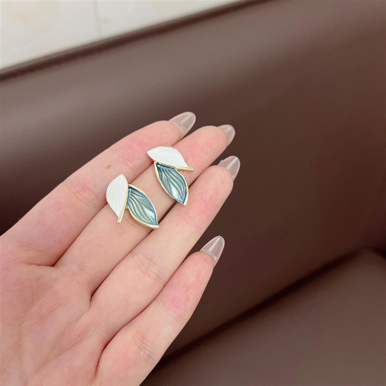 Elegant Leaf Pearl Tassel Earrings: Versatile & Fashionable Design for Gentle Commuting Style.