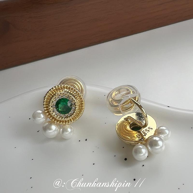 French retro emerald pearl ear clips without ear holes, mosquito coil disc, high-end temperament,exquisite light luxury, small stud earrings for women