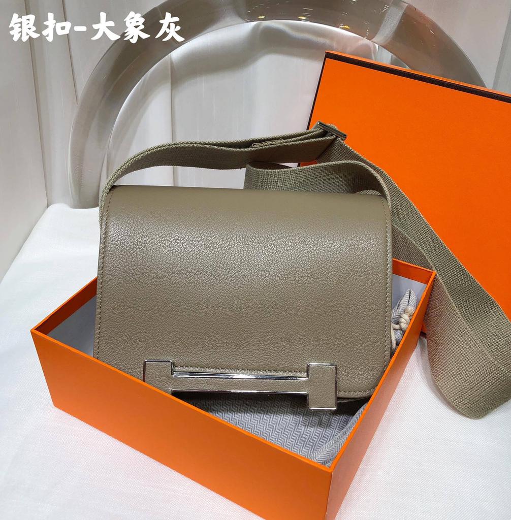 2025 New wide strap geta clog bag leather women's bag commuting versatile one-shoulder crossbody stewardess bag small square bag