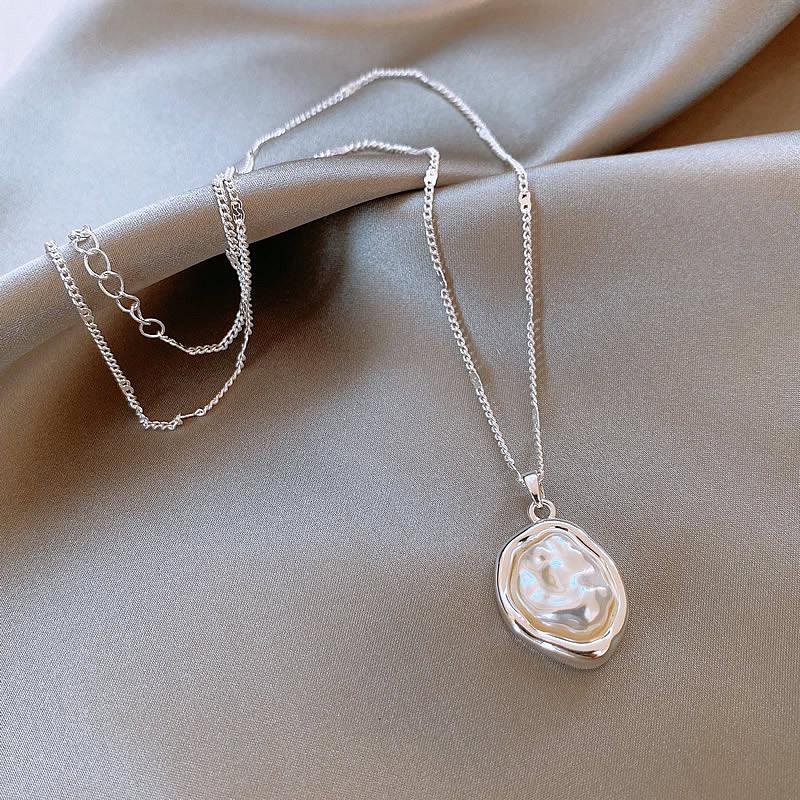 Minimalist French Baroque Pearl Metal Necklace - Irregular, Niche, Versatile Choker for a Unique Temperament