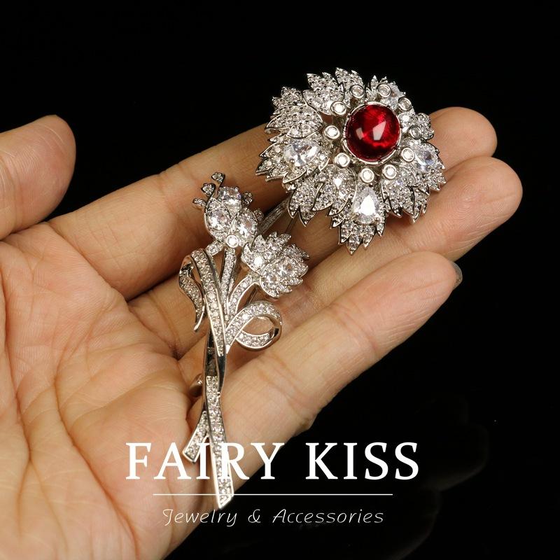 New Vintage Exquisite and High-end Sunflower-themed Brooch for Women, Diamond-encrusted Design Alloy