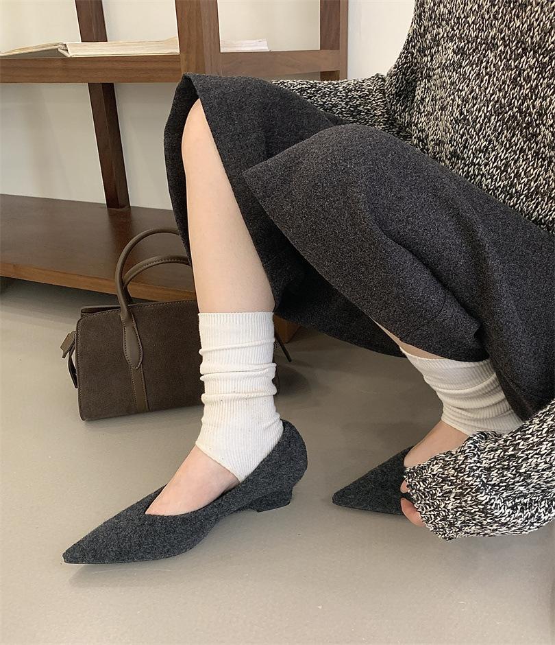 

2025 autumn new Korean version of fashion casual women s single shoes shallow mouth small square head ladyshoes 39 серый