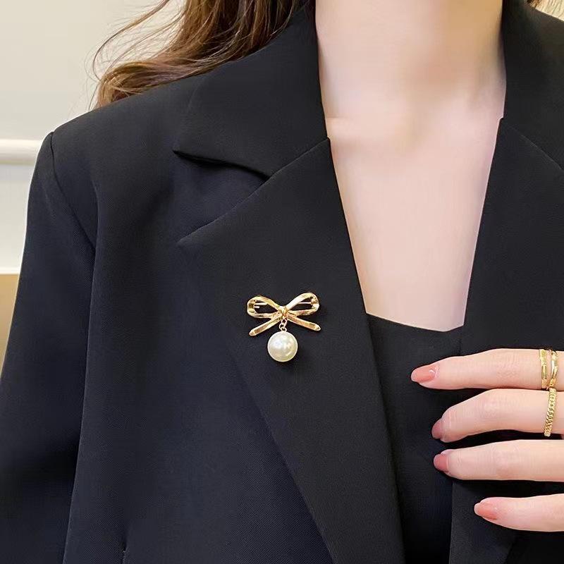 Spilla di perle coreana: Elegante Spilla da Bavero a Forma di Fiocco in Lega e Fibbia per Sciarpa Accessorio per Donna