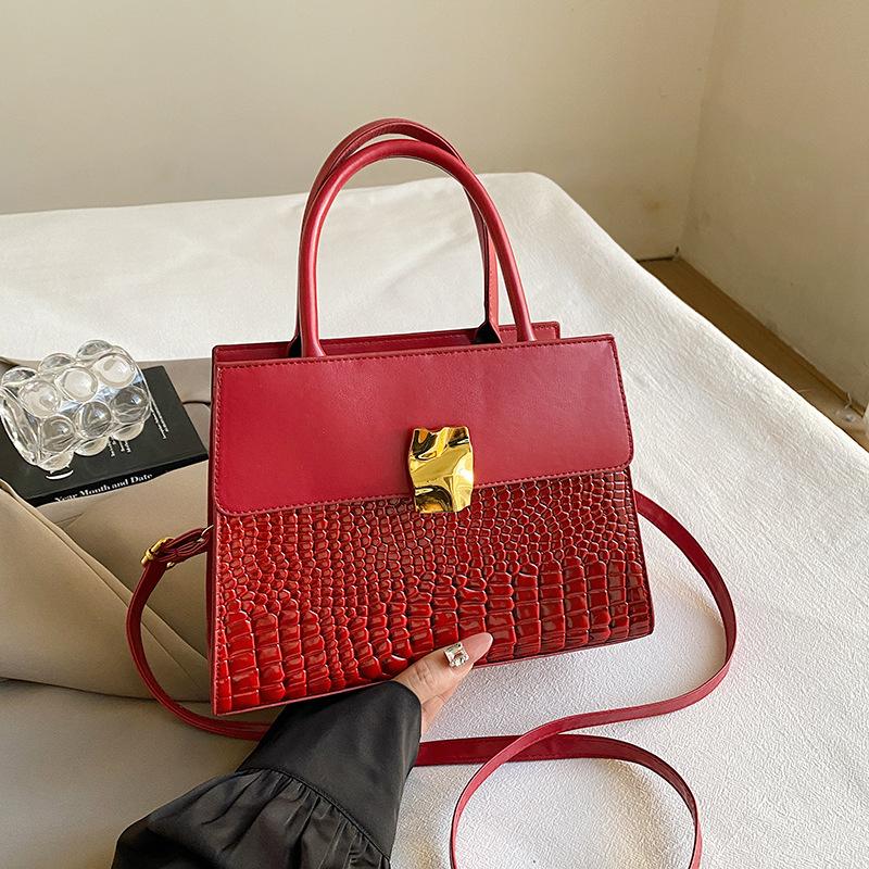 

Personalized and beautiful retro messenger handbag autumn new high-value casual shoulder underarm small square bag красный