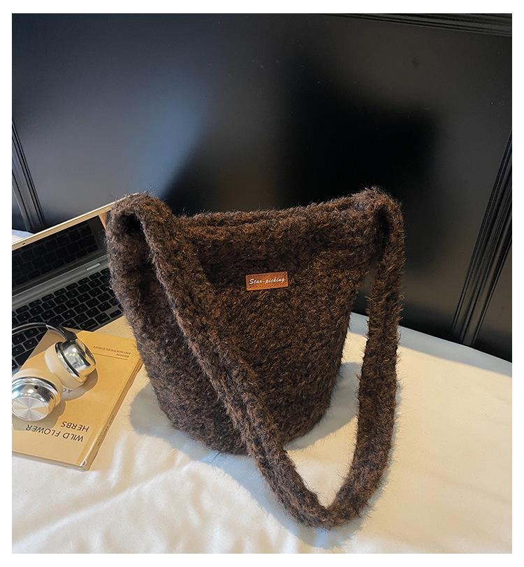 2025 Retro-Style Plush Bucket Bag: Women's Large Capacity Autumn/Winter Soft Furry Commuter Crossbody Bag