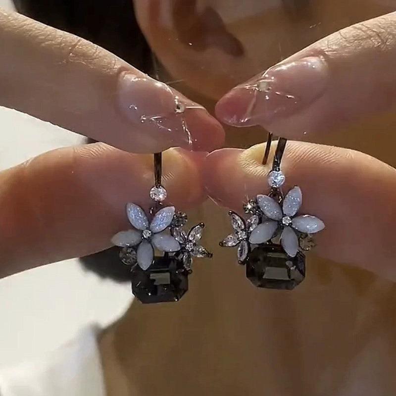 Tide Metal Fringed Earrings, High-end Temperament, Long Stud Earrings, Women's Exaggerated Earrings.