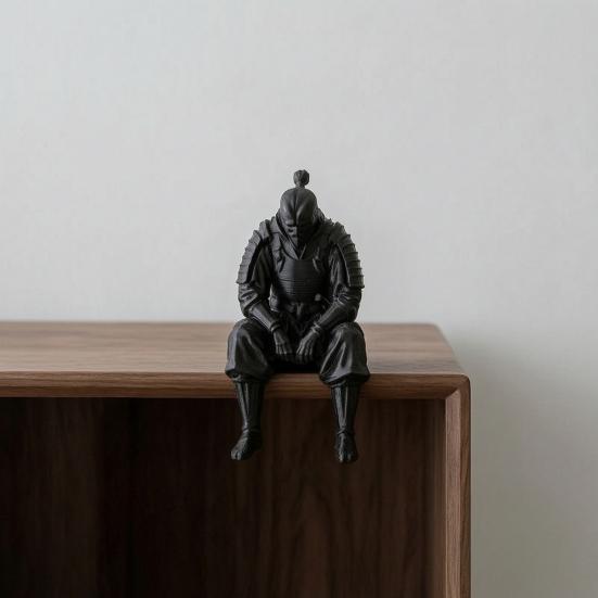 Industrieller Stil Regal Akzente 3D Gedruckte Kontemplative Kriegerfigur, Sitzende Kanten-Sitzende Statue, Schreibtischornamente für Büro Schreibtischornament Zuhause