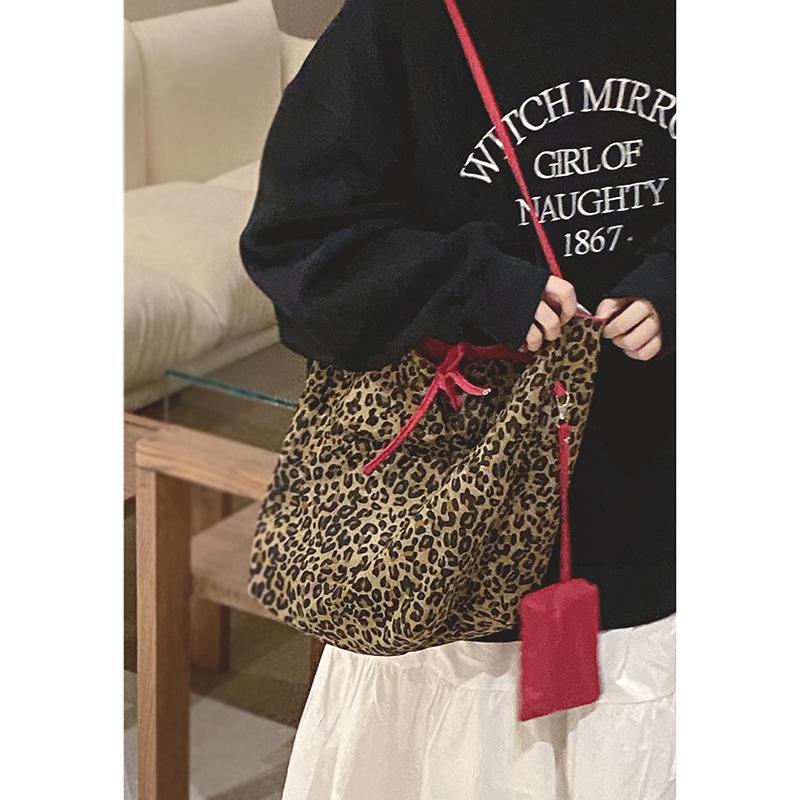 

Bag women s 2025 autumn new contrasting retro bucket bag foreign leopard print bag large capacity one-shoulder underarm bag червоний