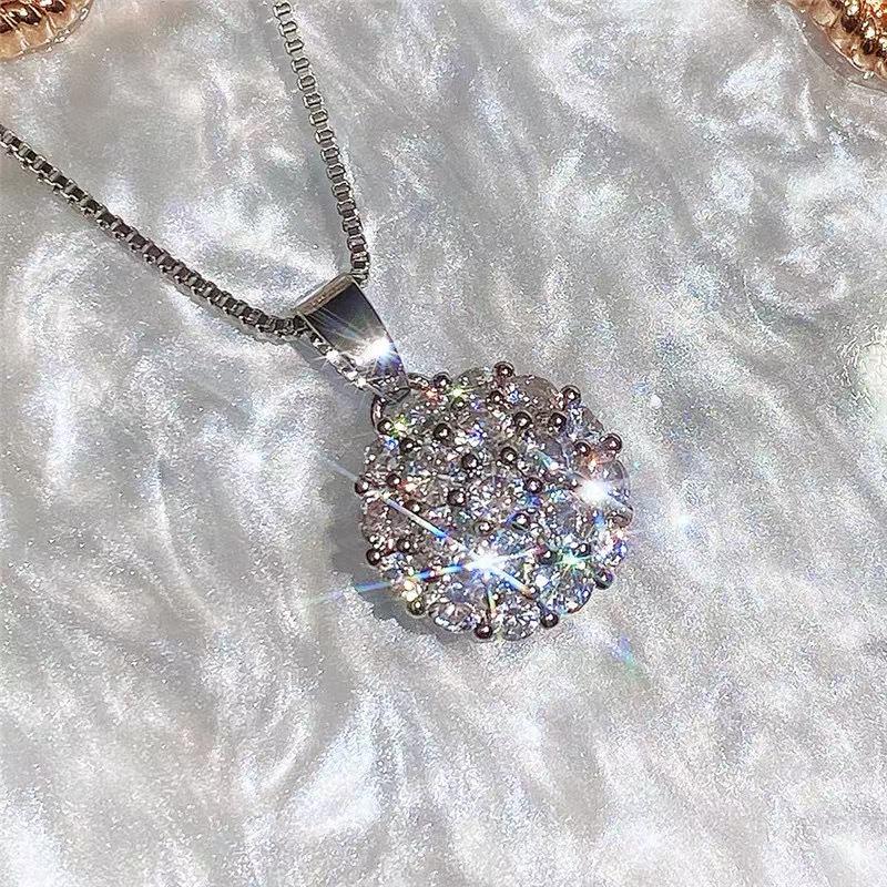 Elegant Moissanite Pendant Necklace for Women - Platinum-Plated, Exquisite and Shiny Premium Design x883