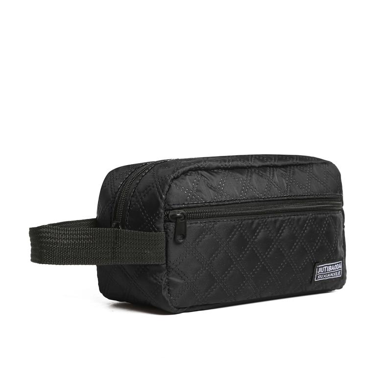 Neutral bags are suitable for business trips. They are convenient to carry and feature simple makeup and toiletry bags.