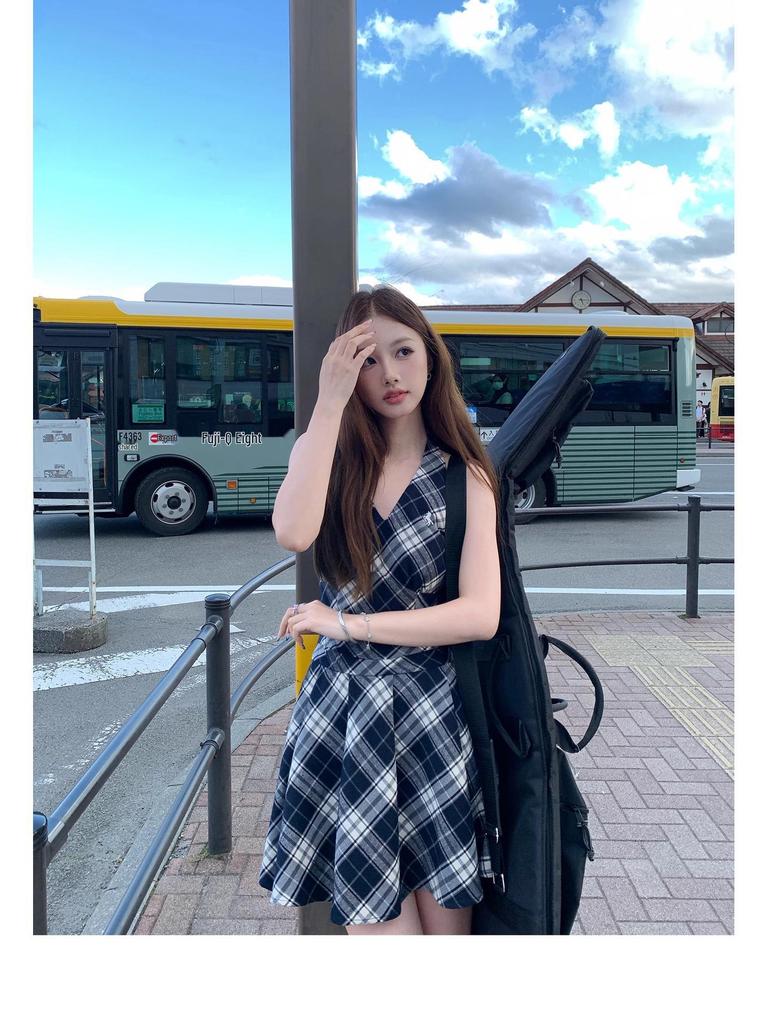 Women's Retro Plaid Halter Dress - Black & White Sleeveless V-Neck Pleated A-Line Mini Skirt