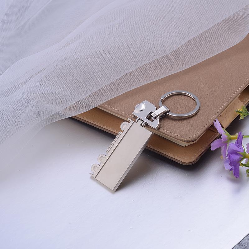 Breloc metalic personalizabil cu camion - Gravare logo pentru cadouri promoționale