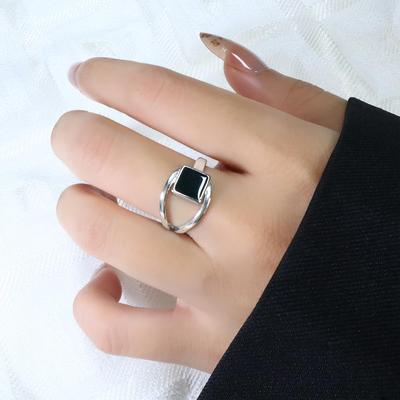 Anillo Cuadrado Negro Geométrico: Estilo Coreano, Oscuro, Fresco, Atractivo, Diseño Abierto, Plata Tailandesa para Mujer.