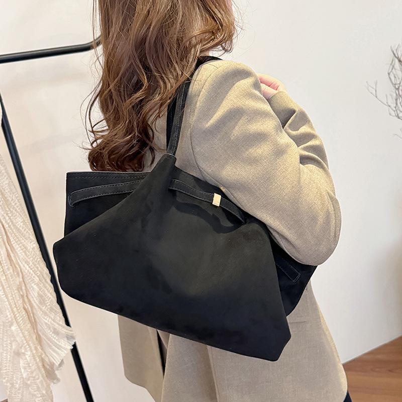 Large capacity tote bag women 2025 autumn and winter new commuting lazy wind matte vegetable basket single shoulder dumplings large