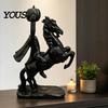 American Legend Collectibles Kopfloser Reiter mit Kürbis Statue, Mattschwarze Halloween Harzfigurine, Party-Fensterdekorationen Gotisch