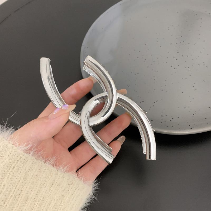 

1 шт. Ощущение высокого класса~Металлическая заколка-краб с двойной буквой C, большой объем волос, несколько зажимов для волос, чувство дизайна, нишевая заколка-акула