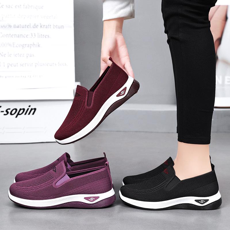 Women's Spring/Summer 2025 Slip-On Old Beijing Cloth Shoes - Comfortable Flats for Middle-Aged and Elderly Moms.