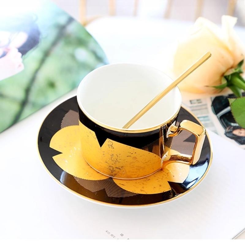 Feines Knochenporzellan Kaffeetassen- und Untertassensets, 270 ml Wunderschön glasierte Teetasse mit Goldrand und Henkel, Keramik-Kaffeetassen mit goldenem Löffel