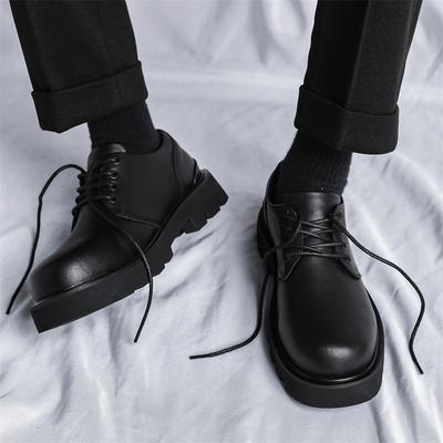 Modische Freizeit-Lederschuhe für Herren Luxuriöses Design minimalistischer Stil Business und Arbeit Trendige junge Outdoor-Schuhe Schwarz dicke Sohle