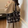 A Retro, Casual and Niche Trendy Tote Single-shoulder Bag with A Contrasting Color Checkered Pattern