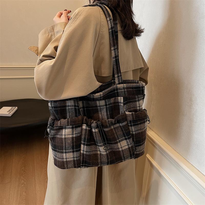 A Retro, Casual and Niche Trendy Tote Single-shoulder Bag with A Contrasting Color Checkered Pattern