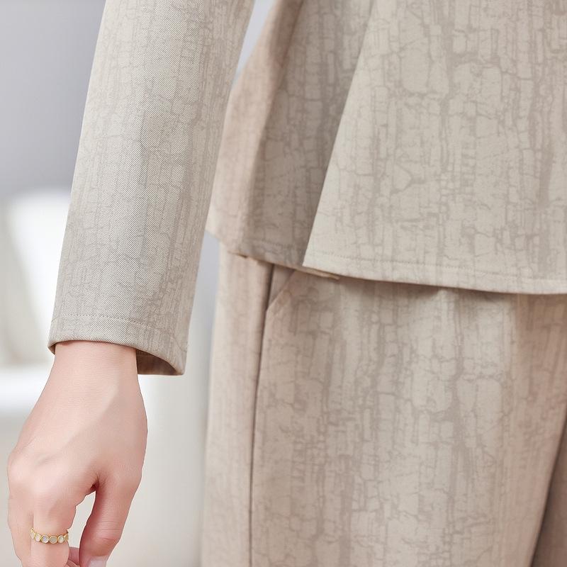 Mom's 2025 Spring Fashion: Stylish Two-Piece Set for Middle-Aged and Elderly Women